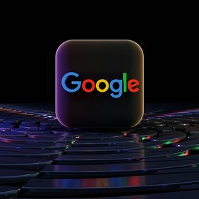 Google-Logo auf einem Smartphone-Bildschirm, im Hintergrund eine Tastatur