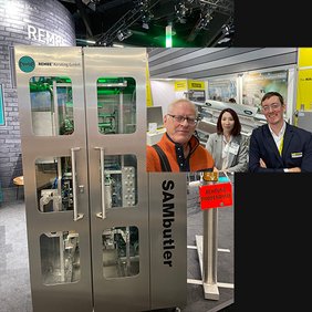Zwei Personen von effective world an einem Messestand auf der POWTECH 2025, im Hintergrund technische Ausstellungsgeräte
